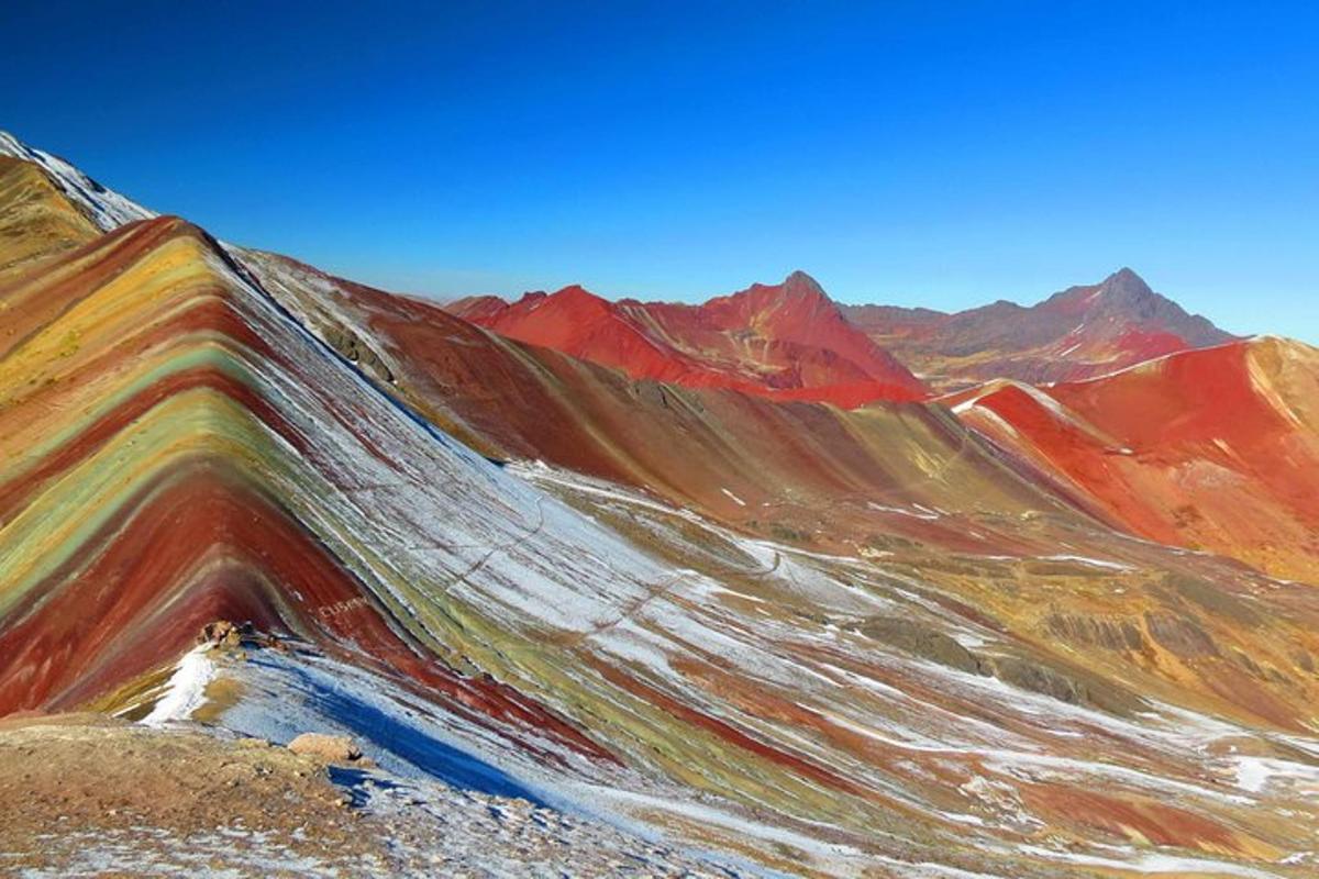une peinture d'une montagne avec des couleurs arc-en-ciel dessus