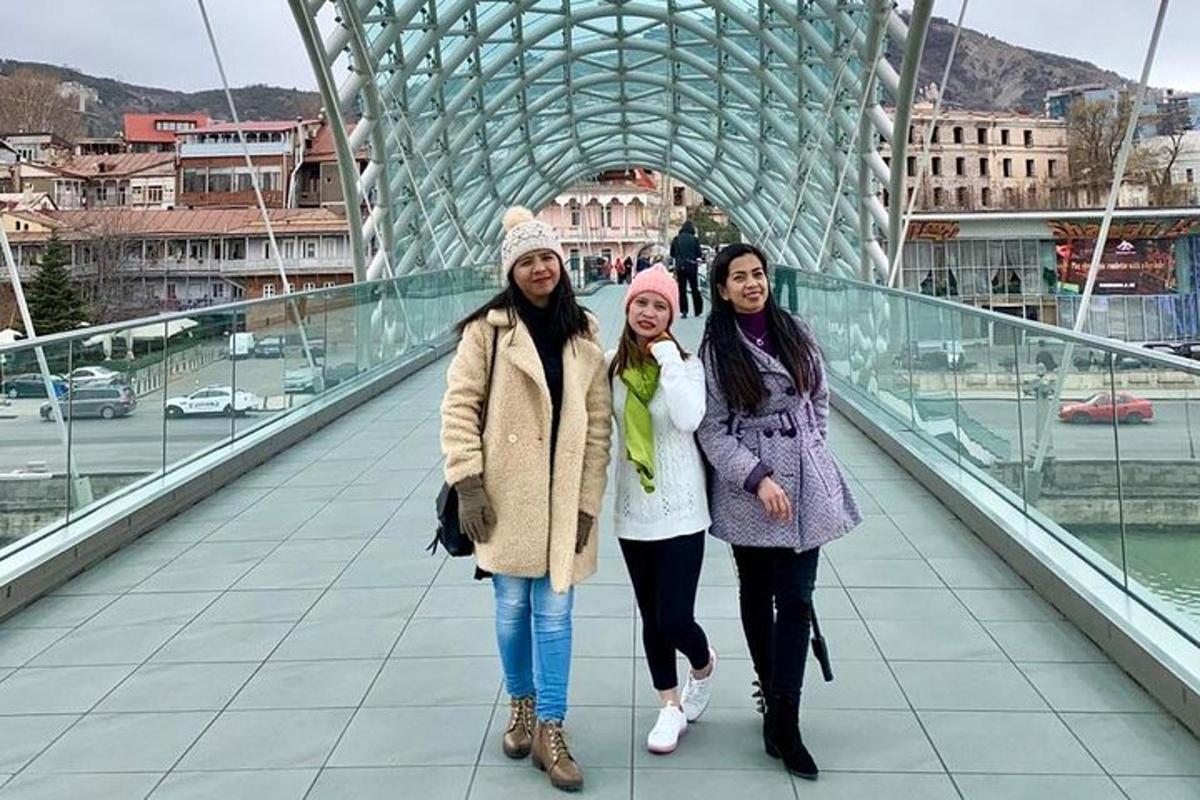 tre donne che camminano su un ponte di vetro