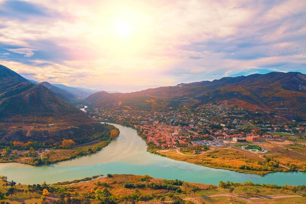 una vista aerea di un fiume in una valle
