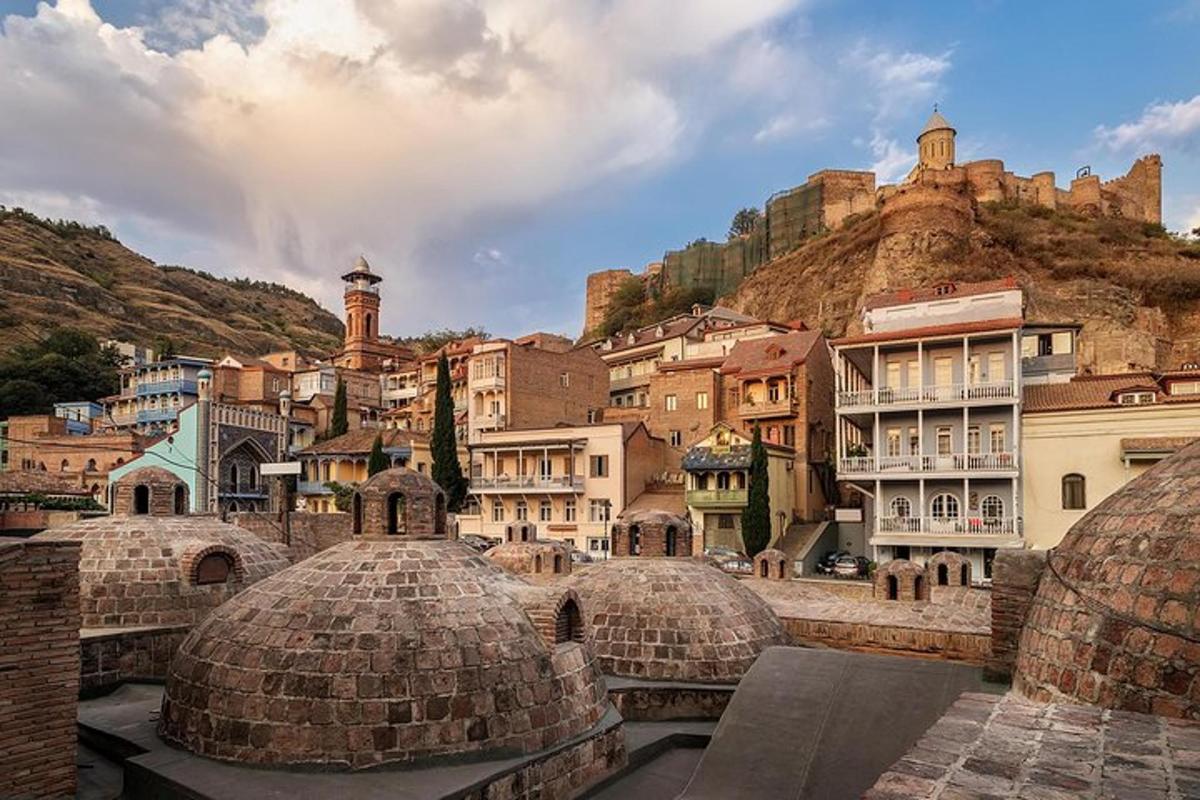 un gruppo di edifici con cupole in una città