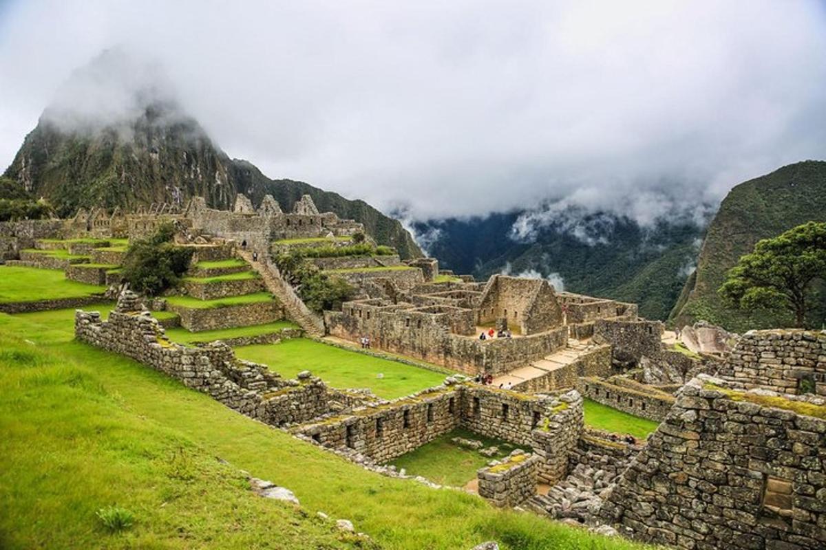 una antiga ciutat inca amb muntanyes al fons