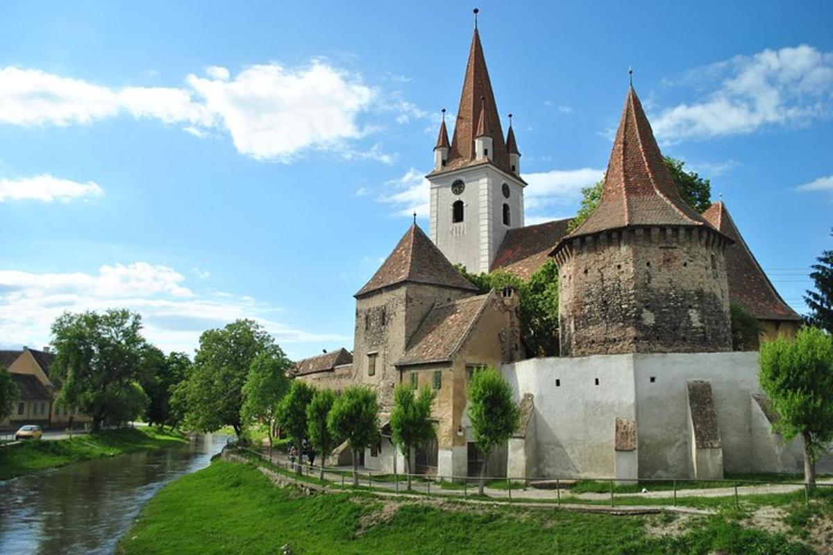 un vecchio castello con una chiesa e un fiume