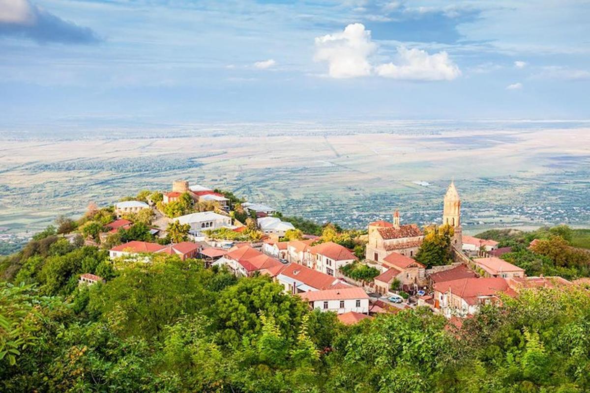 un pequeño pueblo en la cima de una colina