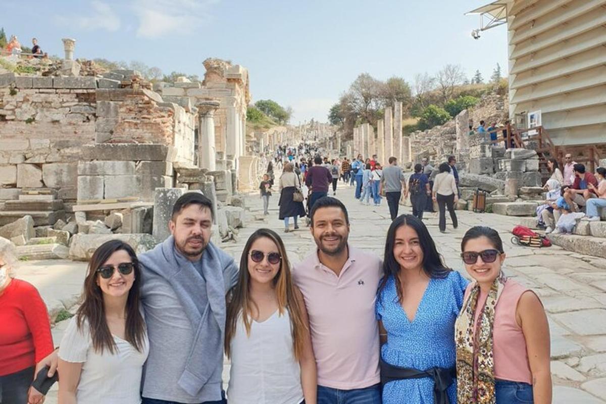 μια ομάδα ανθρώπων που ποζάρουν για μια φωτογραφία στην ακρόπολη