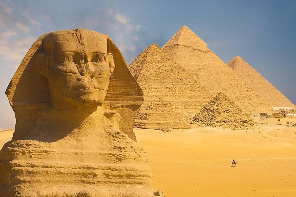 pohled na sfingu a pyramidy v poušti