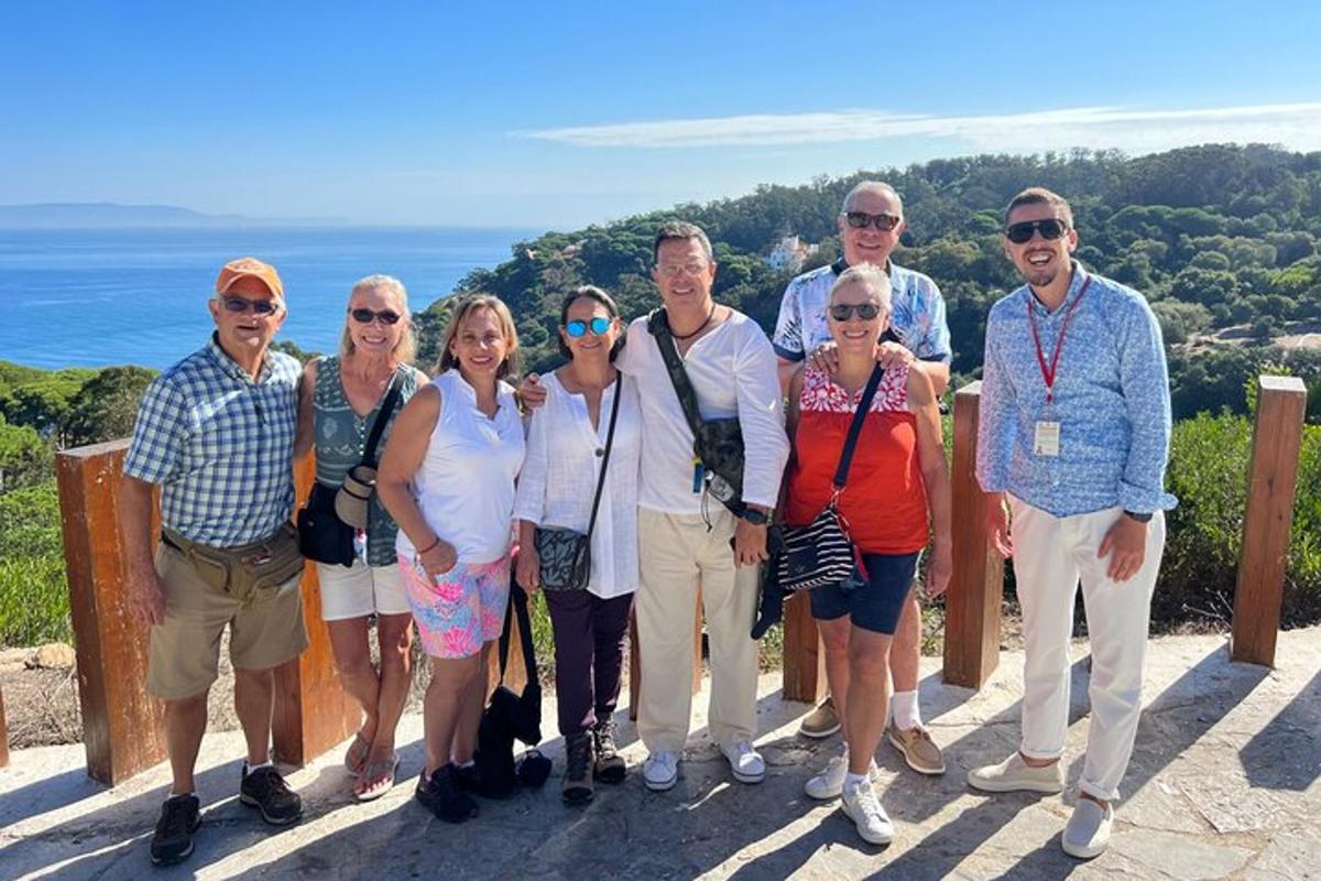 skupina lidí pózujících pro fotografii na hoře