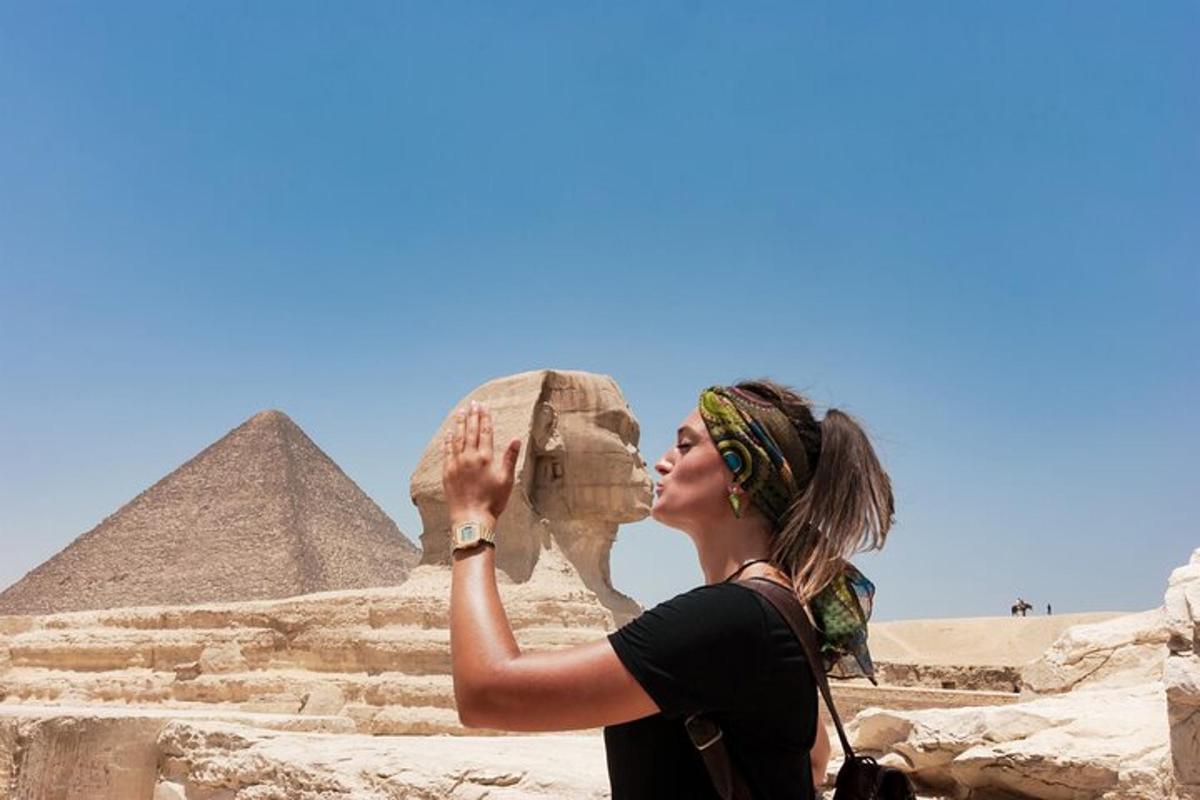 žena fotící pyramidy