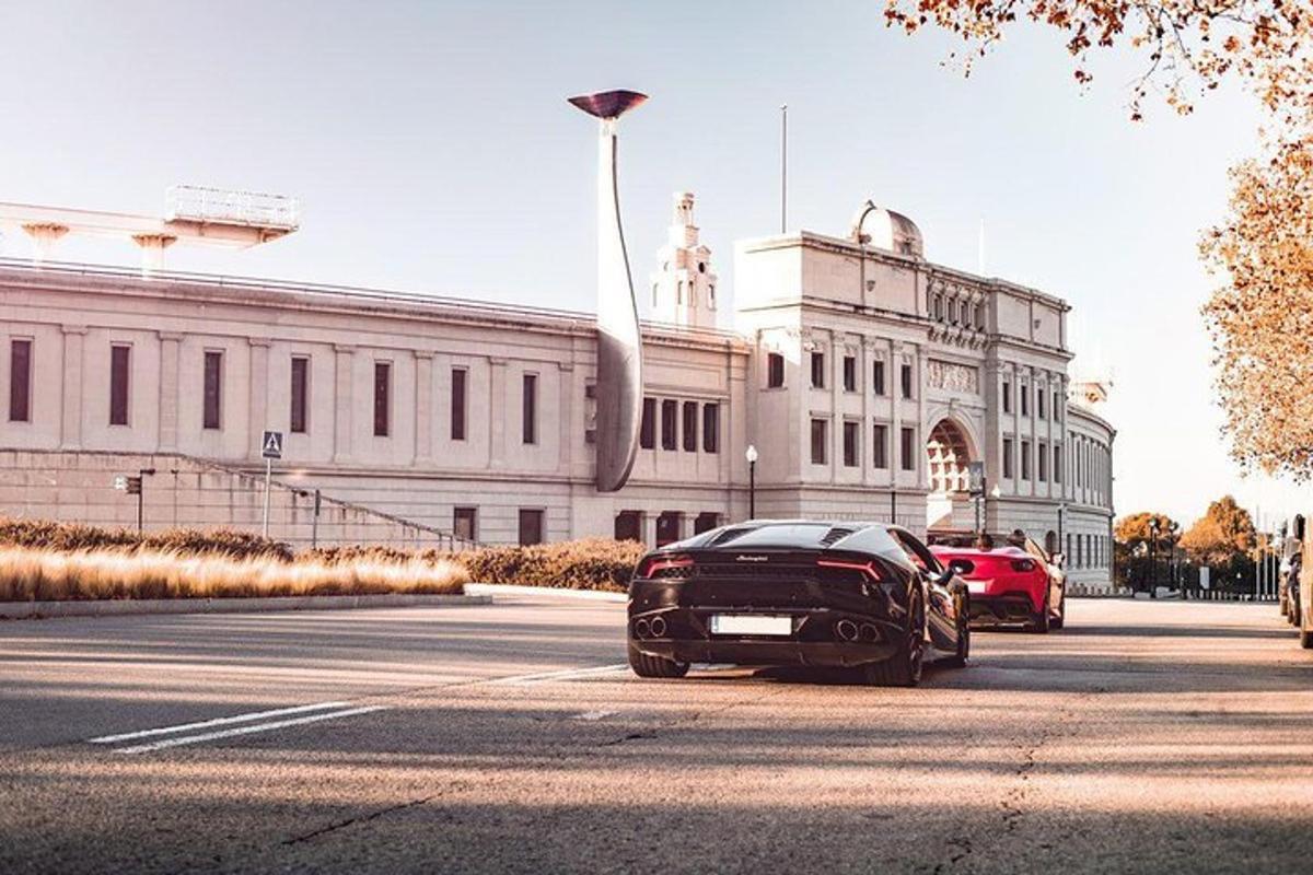 must auto pargitud hoone ette