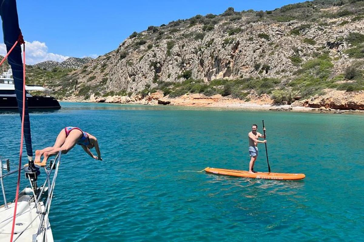 dos homes en una taula de paddle surf a l'aigua