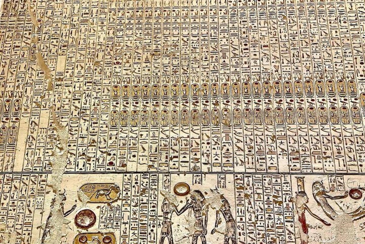 ένα κοντινό πλάνο ενός χαρτιού με γραφή πάνω του