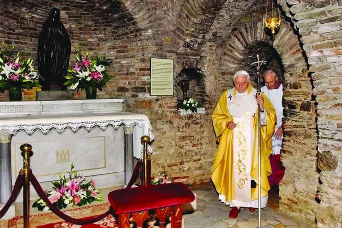 Két pap áll egy oltáros templomban