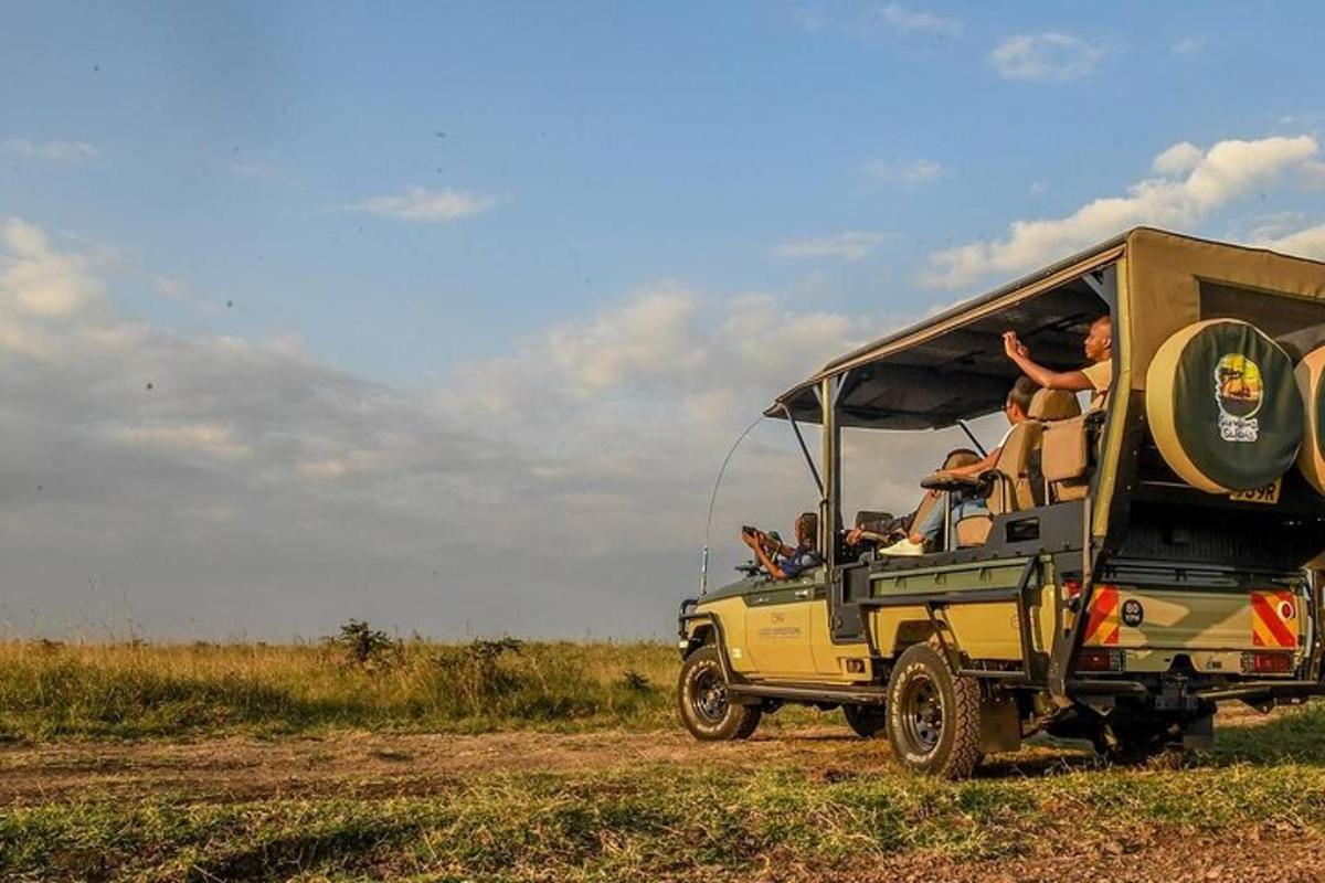 skupina lidí sedících v safari vozidle