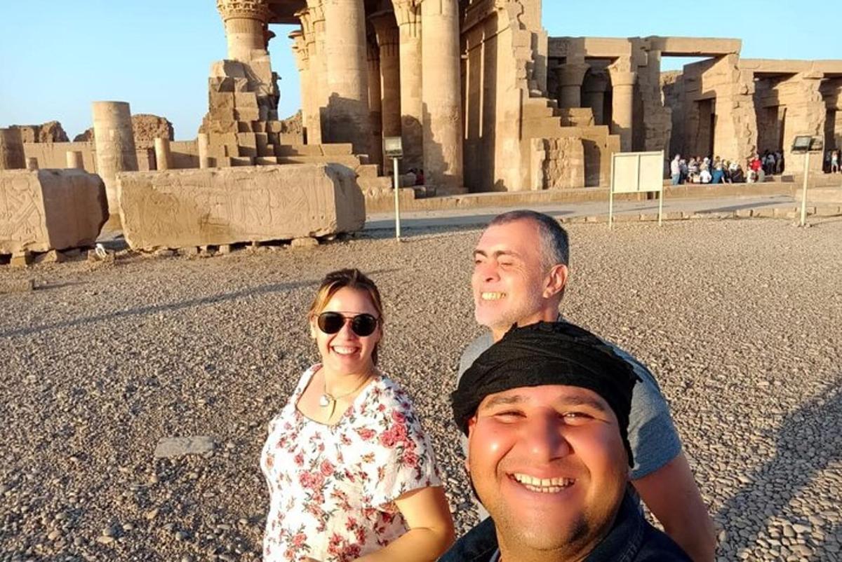 Un grupo de personas posando frente al templo.