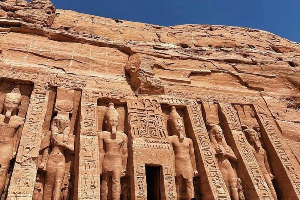 Un edificio con estatuas a los lados.