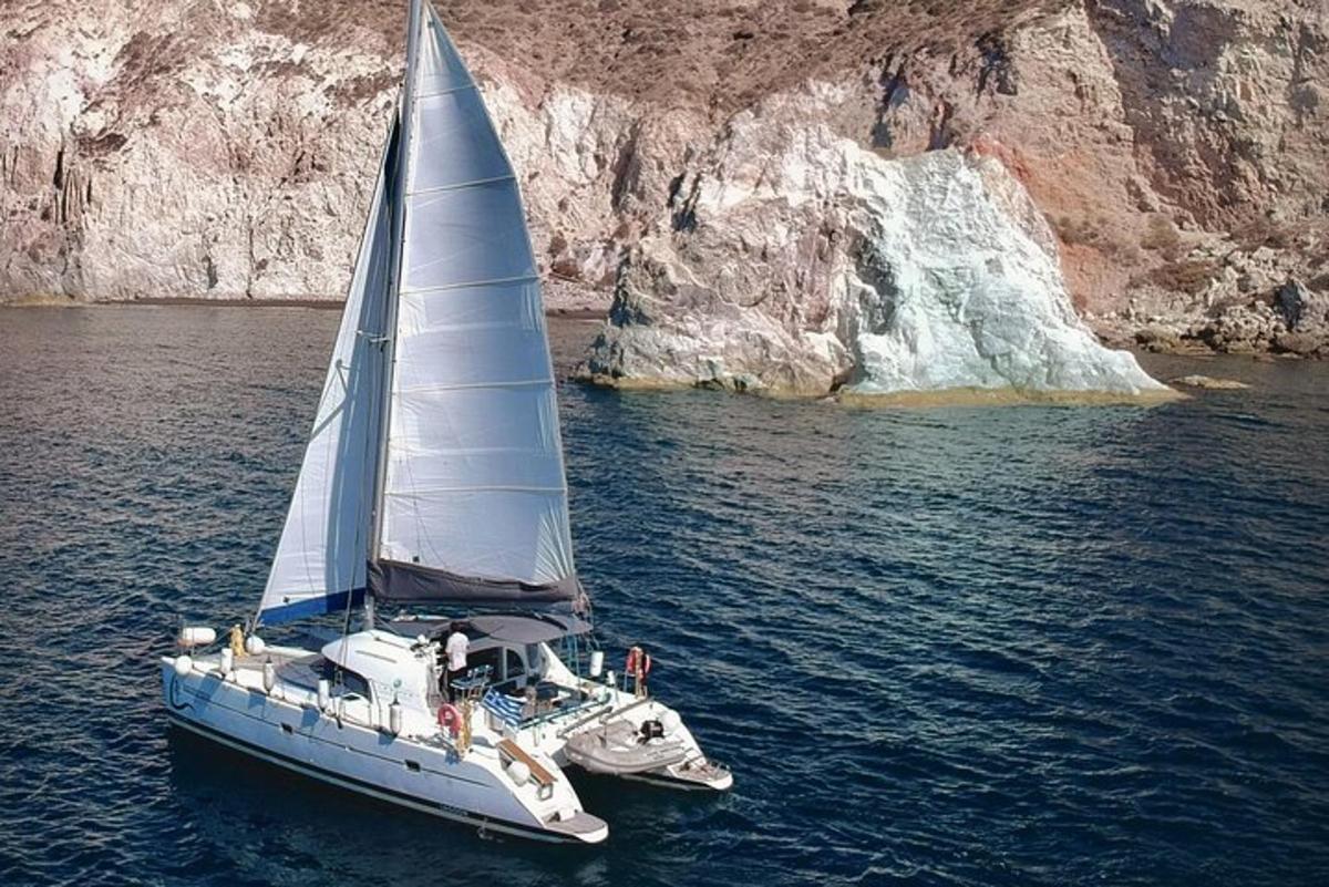 Вітрильник у воді біля водоспаду