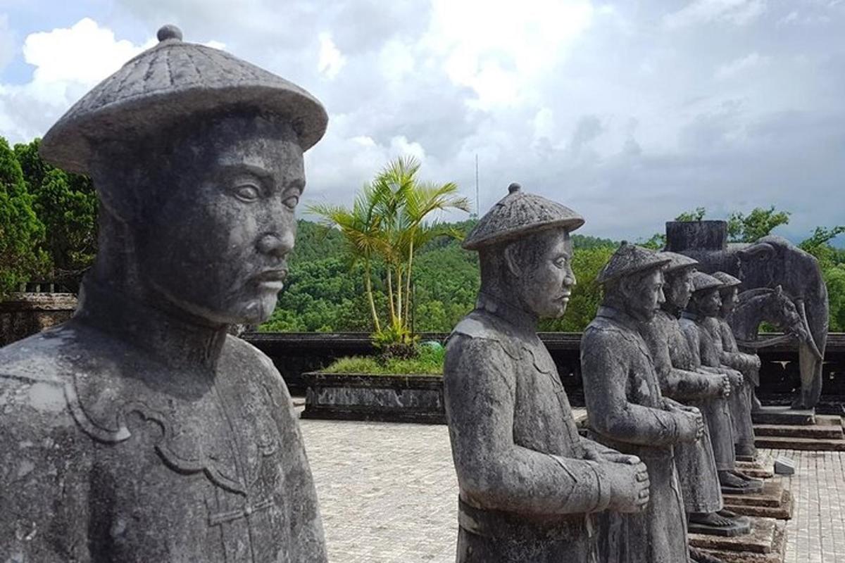 sekumpulan patung manusia yang berdiri bersebelahan