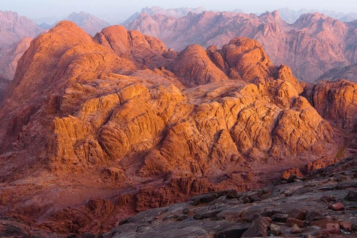 pemandangan banjaran gunung pada waktu matahari terbenam