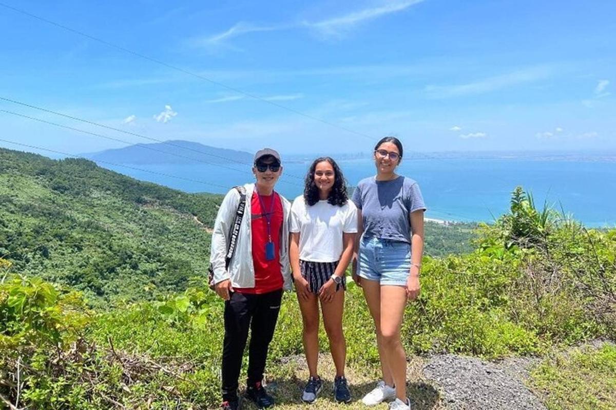 sekumpulan tiga orang berdiri di atas bukit
