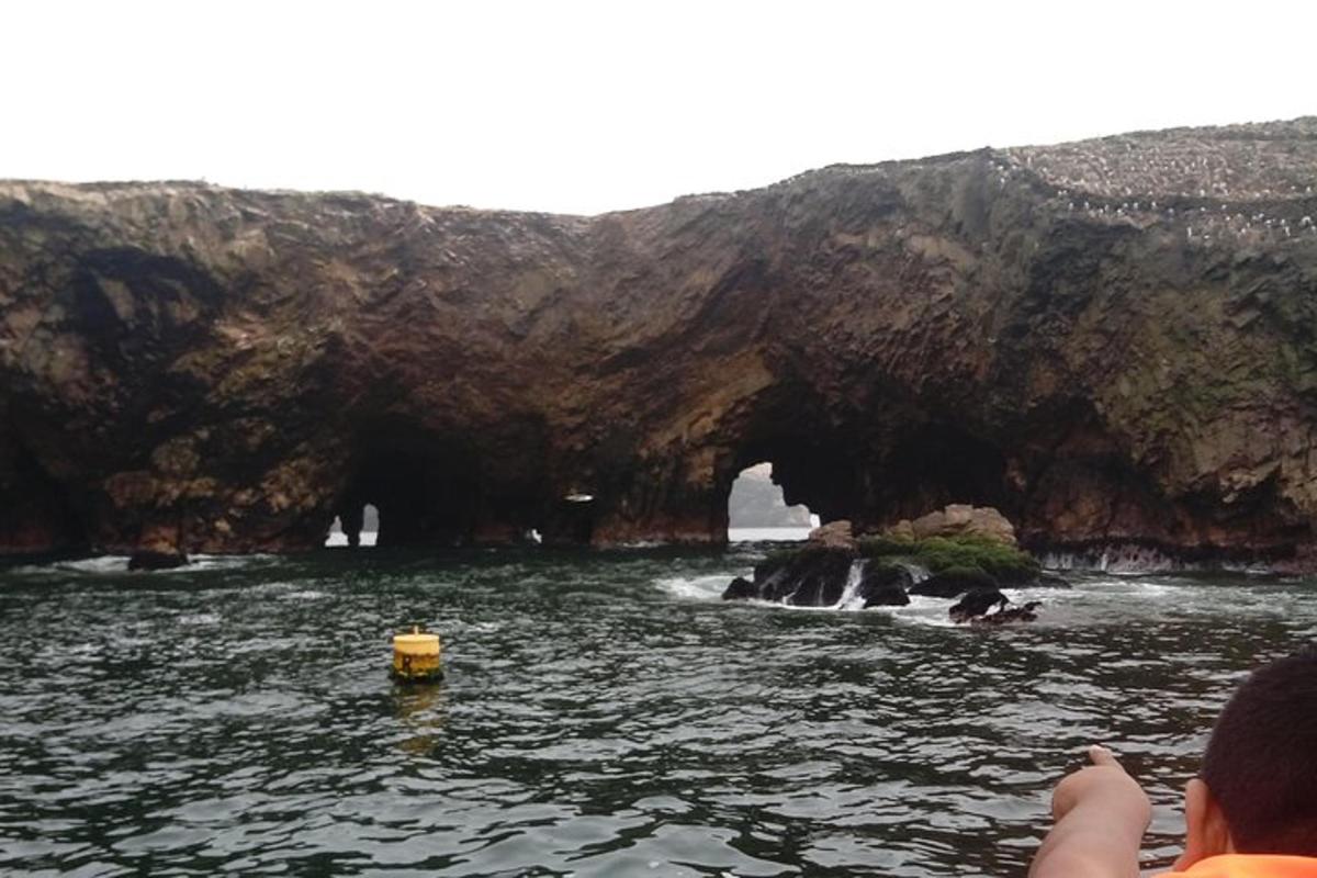 una persona su una barca nell'acqua di fronte a una grotta