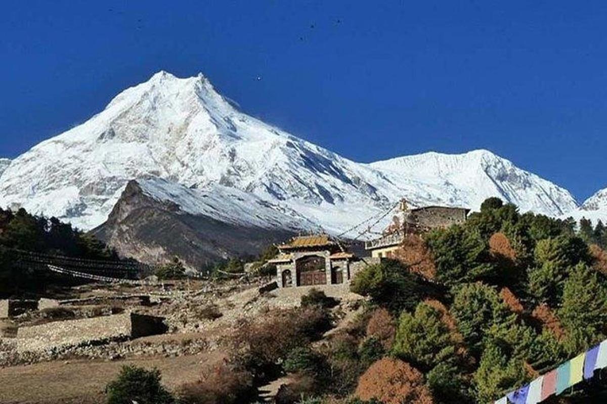 gunung yang dilitupi salji dengan bangunan di hadapannya
