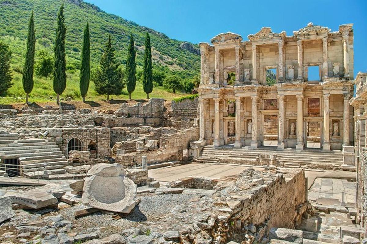 antiche rovine di un edificio con alberi sullo sfondo