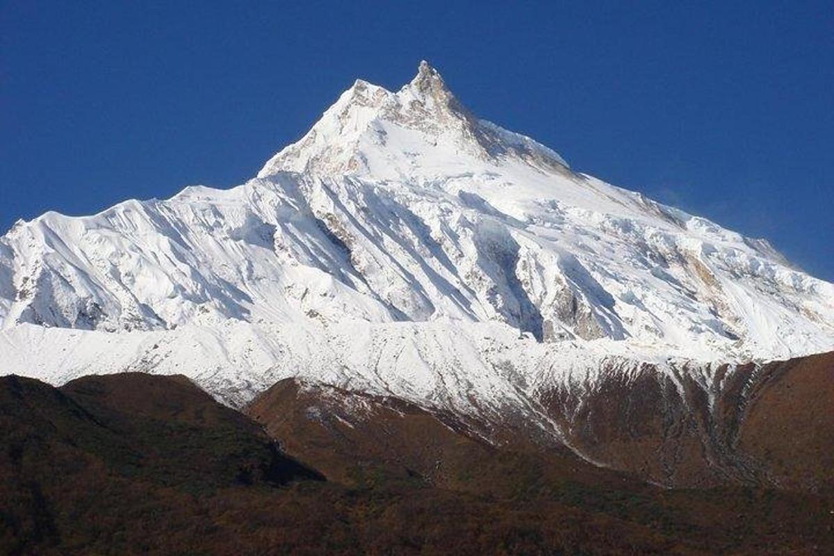 gunung yang dilitupi salji dengan langit biru