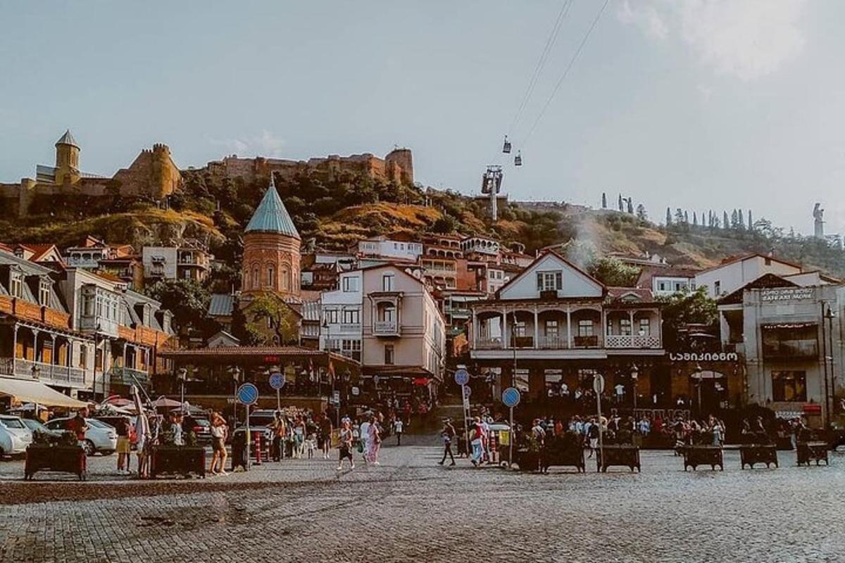 skupina ľudí kráčajúcich po ulici v meste