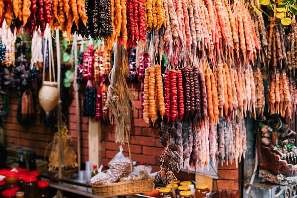 sekumpulan bawang tergantung di dinding di sebuah kedai