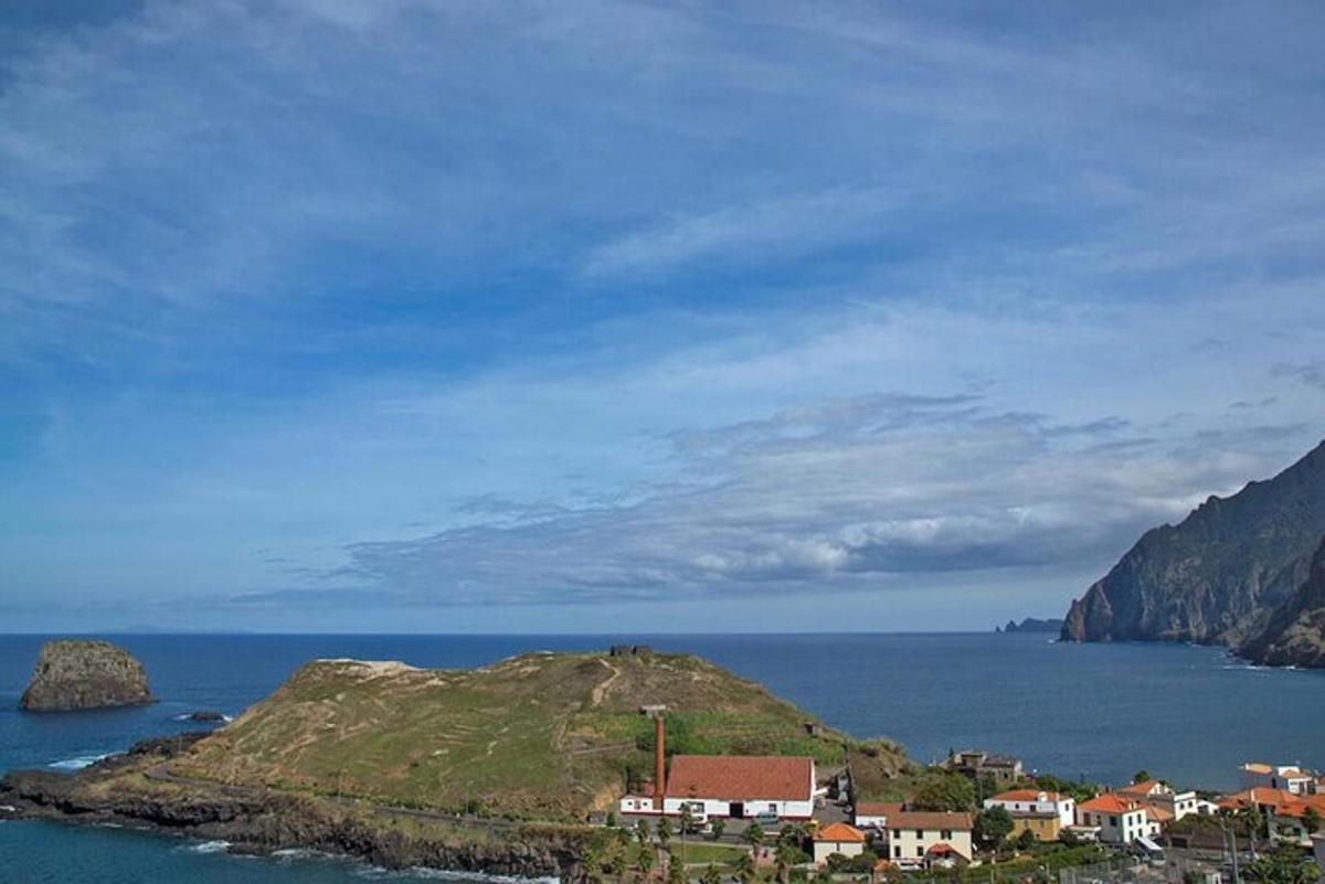 una piccola isola nell'oceano con delle case su di essa