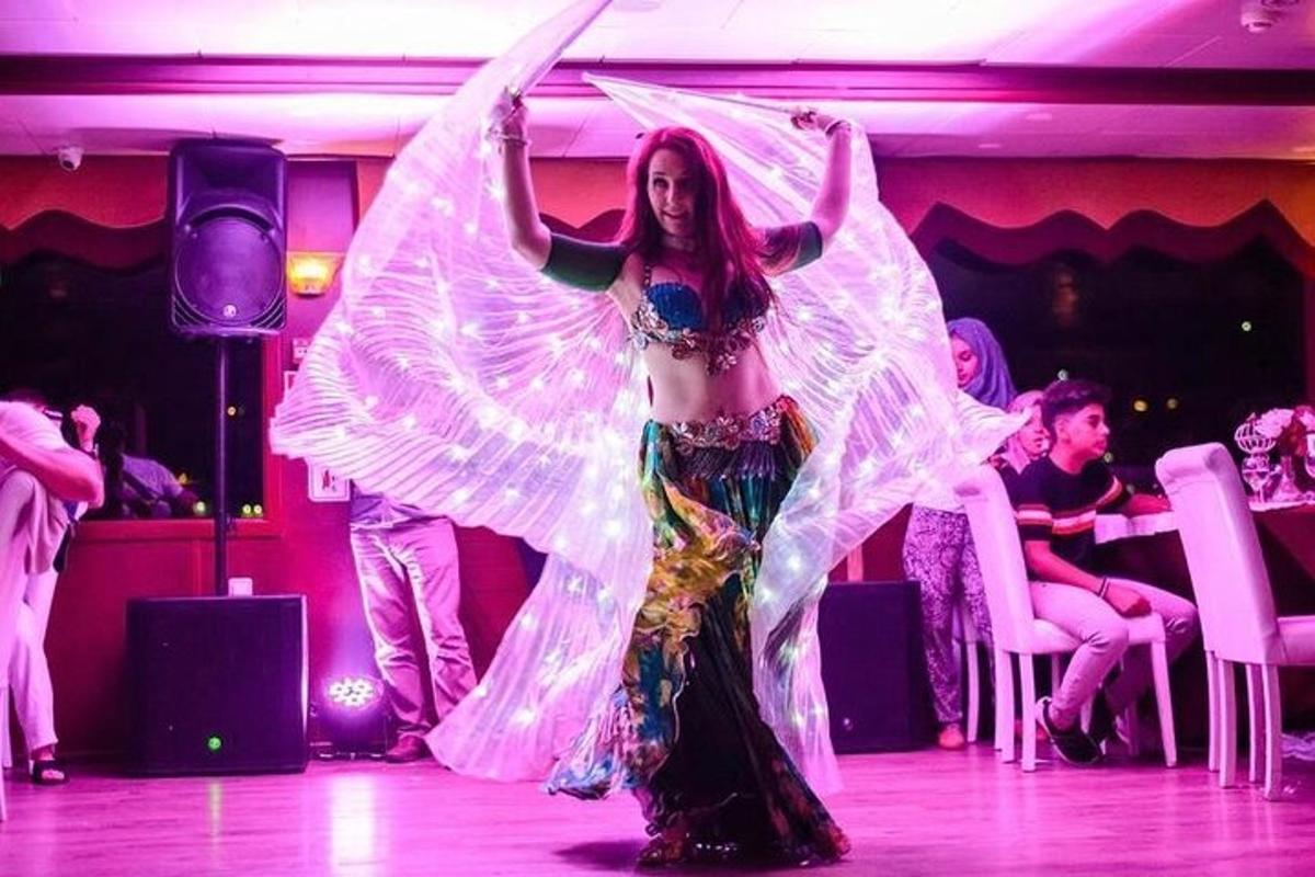 Žena s růžovými vlasy tančí na tanečním parketu