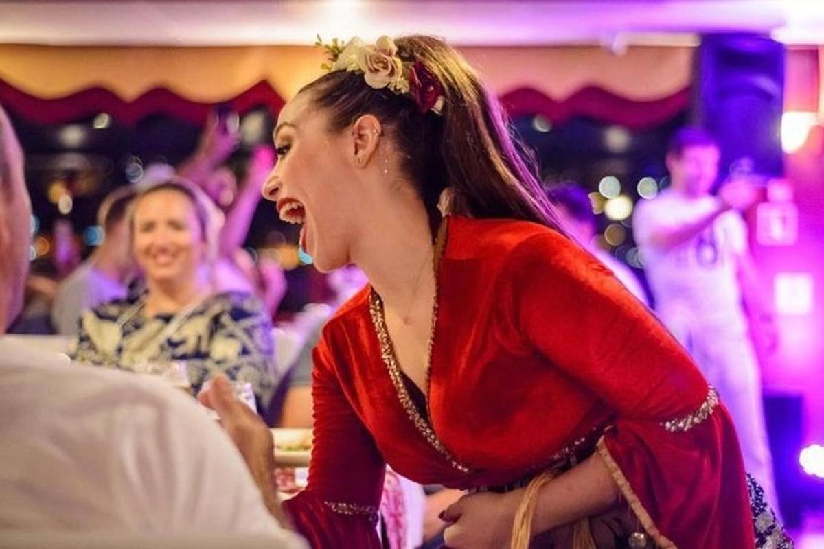 žena zpívá na večírku
