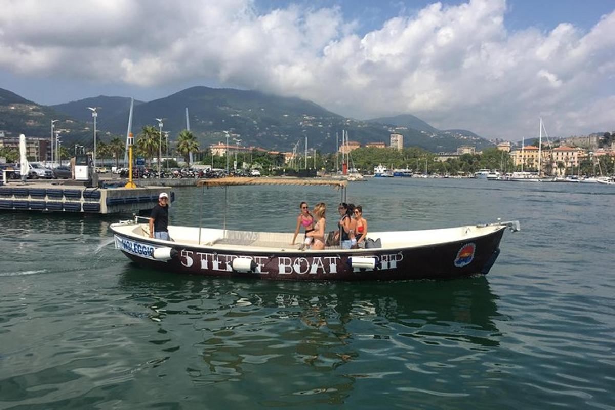 grupp inimesi istub paadis vees