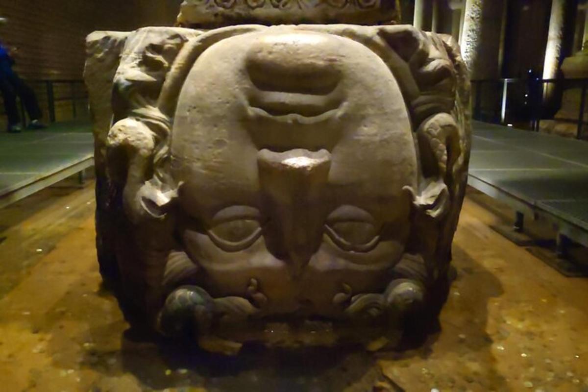 una estàtua d'una cara exposada en un museu