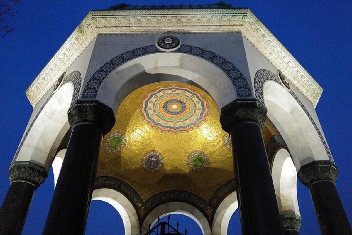 un gran edifici amb una cúpula daurada