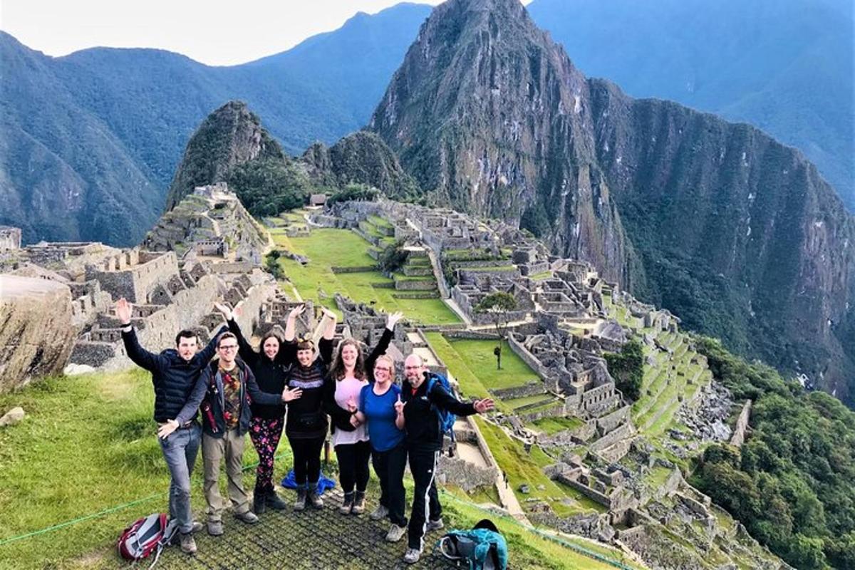 un gruppo di persone in piedi sulla cima di una montagna