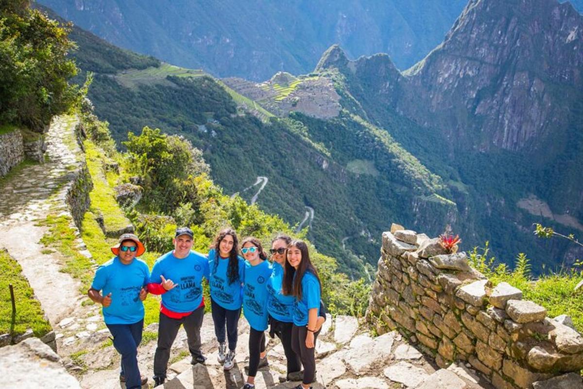 un gruppo di persone in piedi sulla cima di una montagna