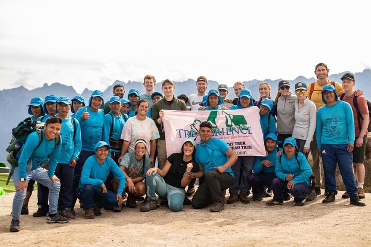 un gruppo di persone in posa per una foto con un cartello