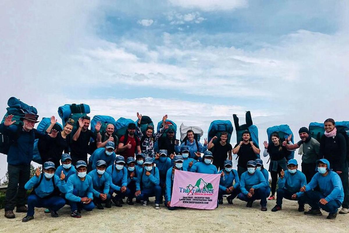 um grupo de pessoas com trajes azuis posando para uma foto