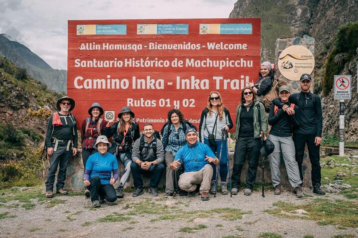 un gruppo di persone in piedi davanti a un cartello