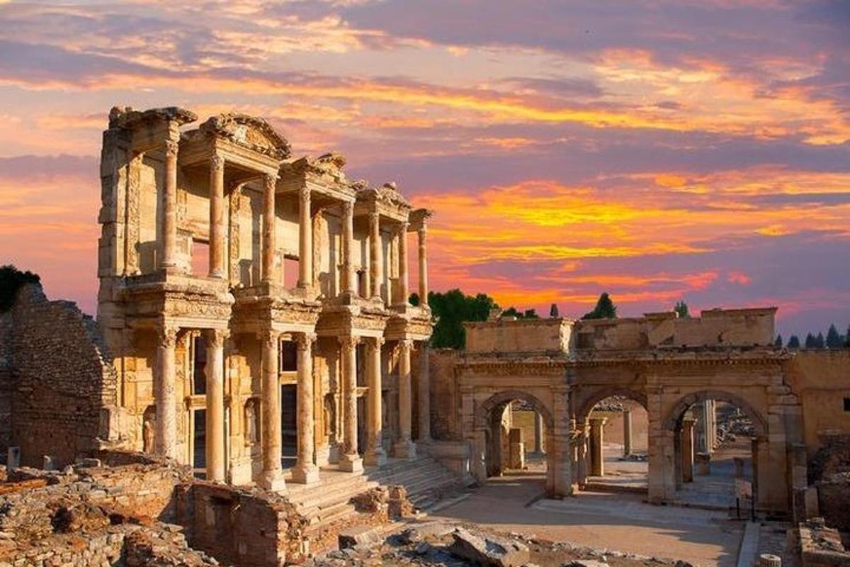 Un edificio antiguo con una puesta de sol al fondo.
