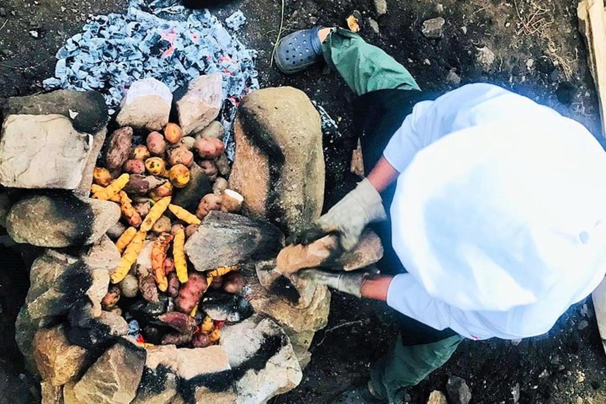 muž vaří jídlo na grilu