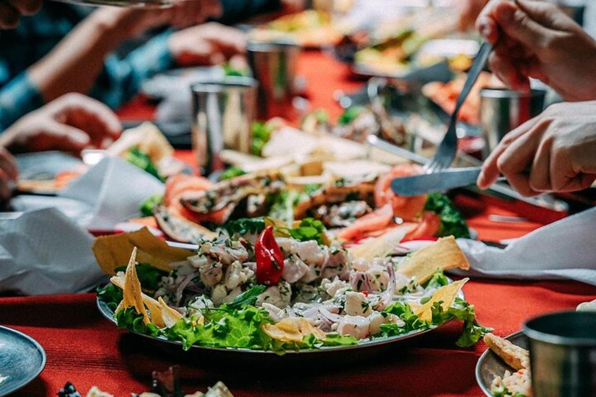 un tavolo sormontato da un piatto di cibo con un'insalata