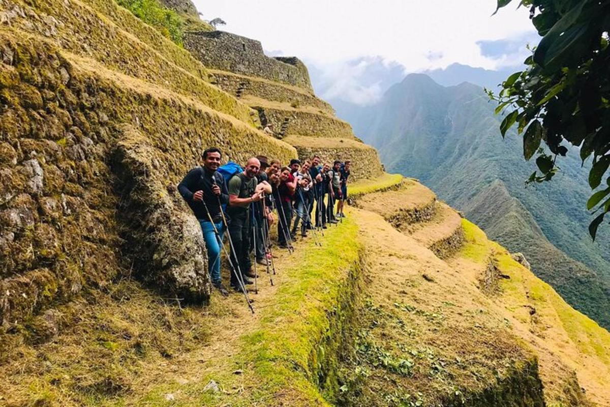 un gruppo di persone che camminano su una parete rocciosa di montagna