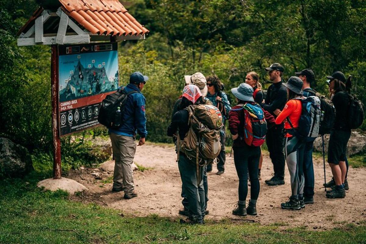 un gruppo di persone in piedi su un sentiero sterrato