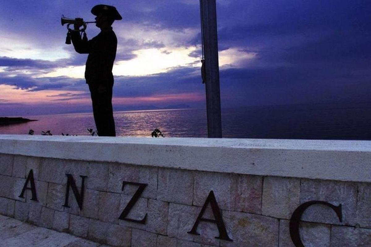 Un hombre tomando una fotografía del océano con una cámara.