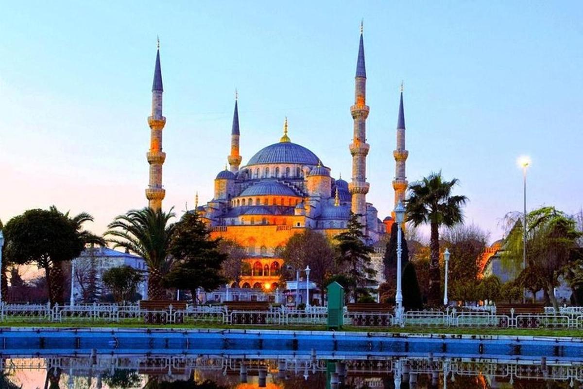 egy mecset két kék kupolával és két minarettel