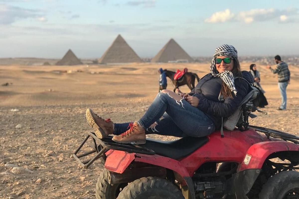 een vrouw zittend op de achterkant van een ATV voor ramids