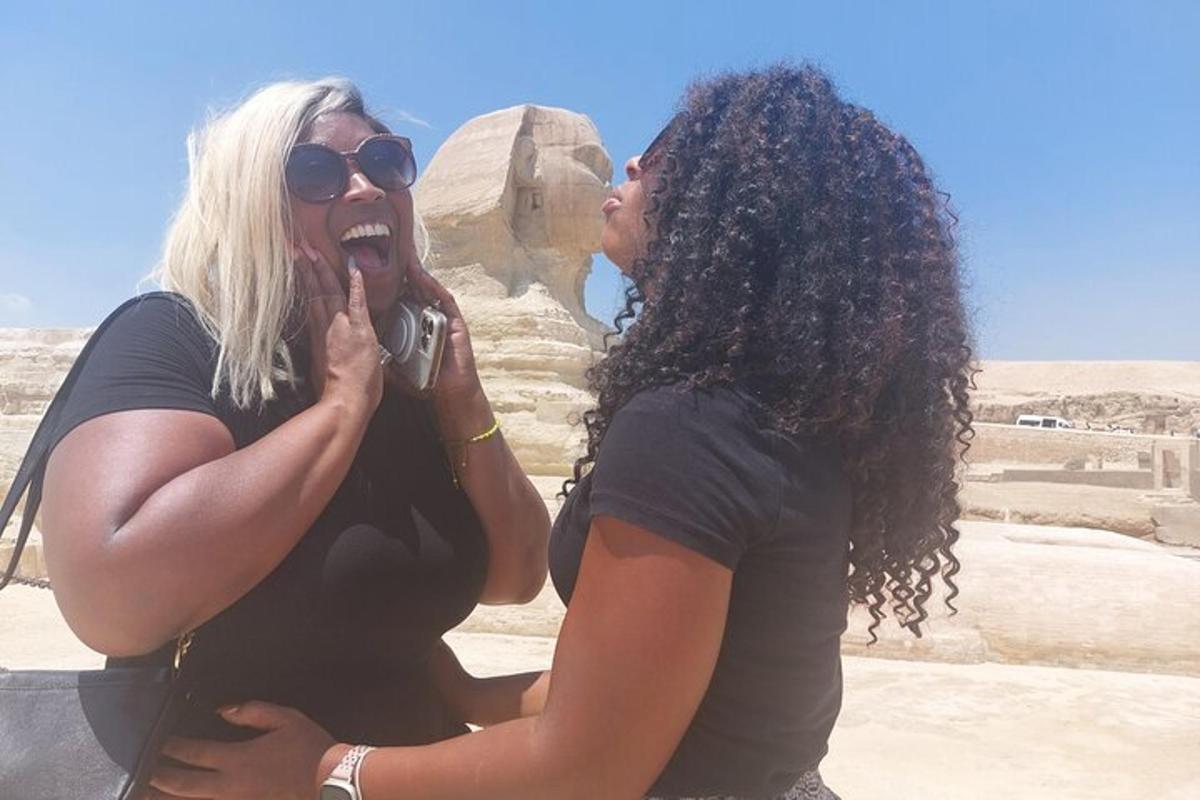 twee vrouwen staan voor een monument