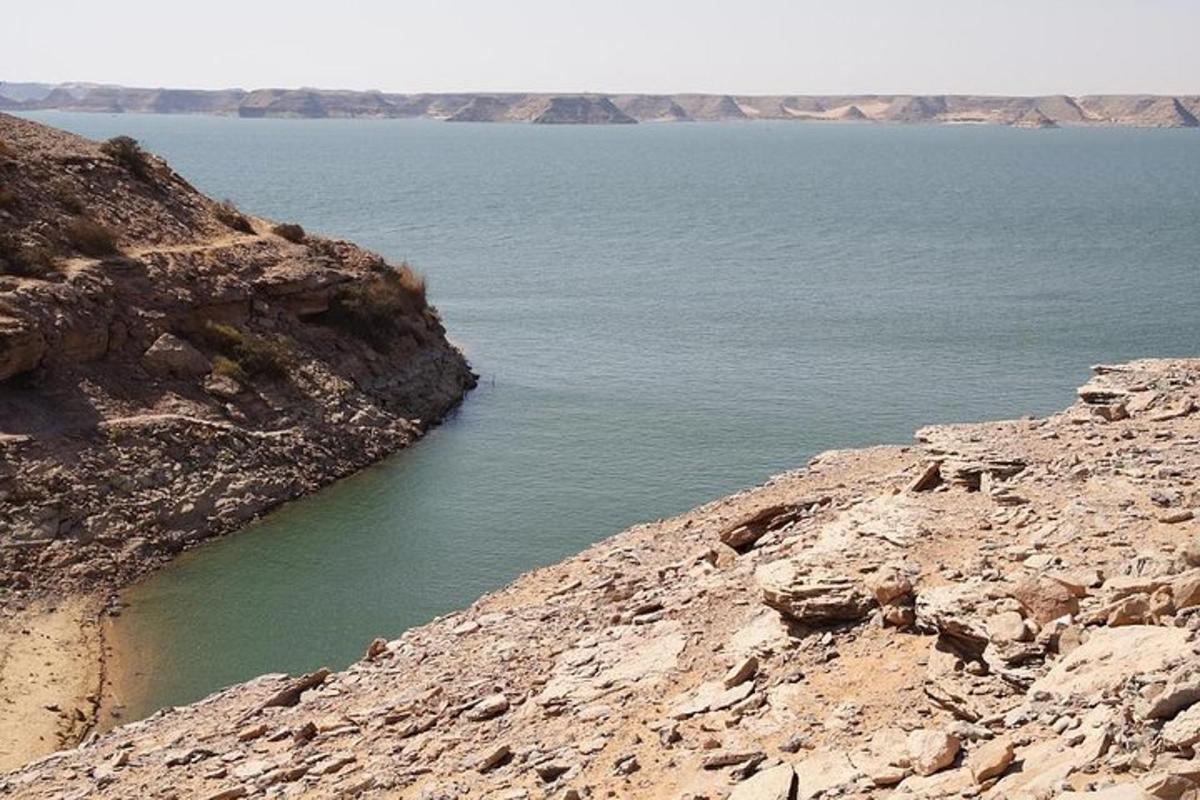 велика водена површина поред стеновите планине