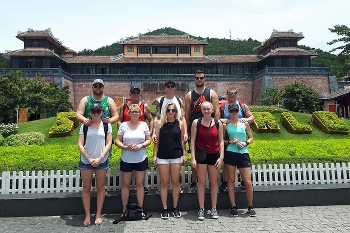一群人在建筑物前摆姿势拍照
